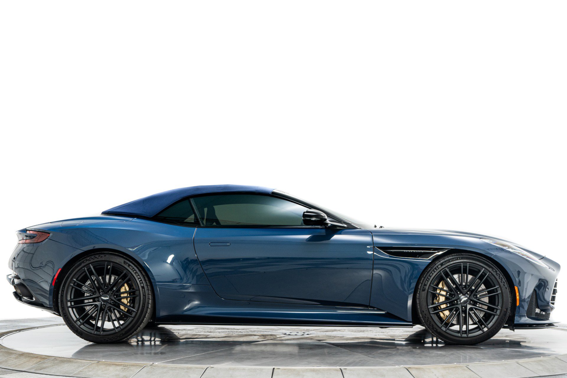 Used 2024 Aston Martin DB12 Volante -Carbon Fiber Bucket S image 18