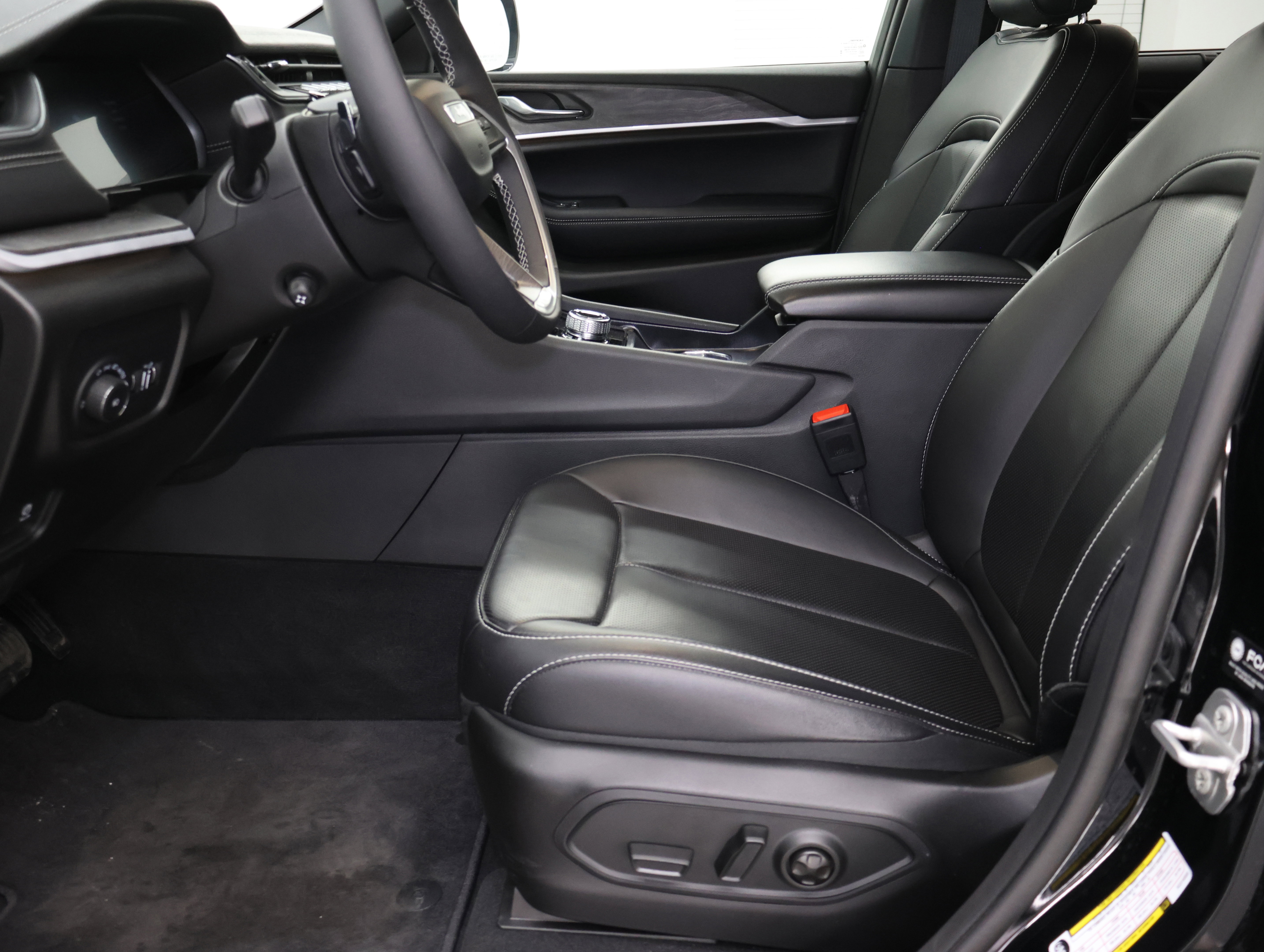 Used 2025 Jeep Grand Cherokee Limited w/ Luxury Tech Group II image 8