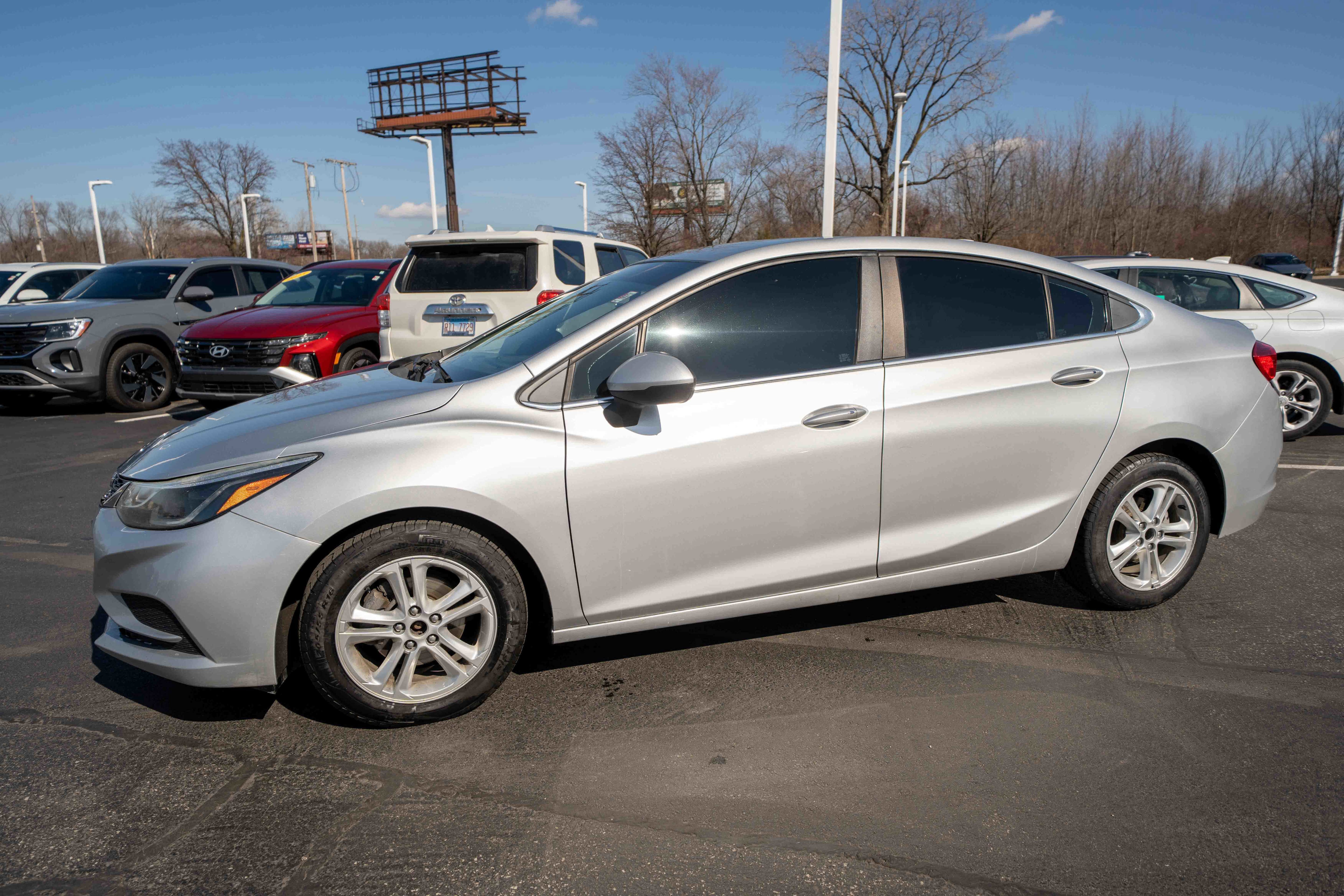 Used 2018 Chevrolet Cruze LT w/ Convenience Package image 3