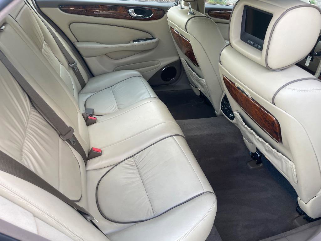 Used 2007 Jaguar XJ8 L RWD image 27
