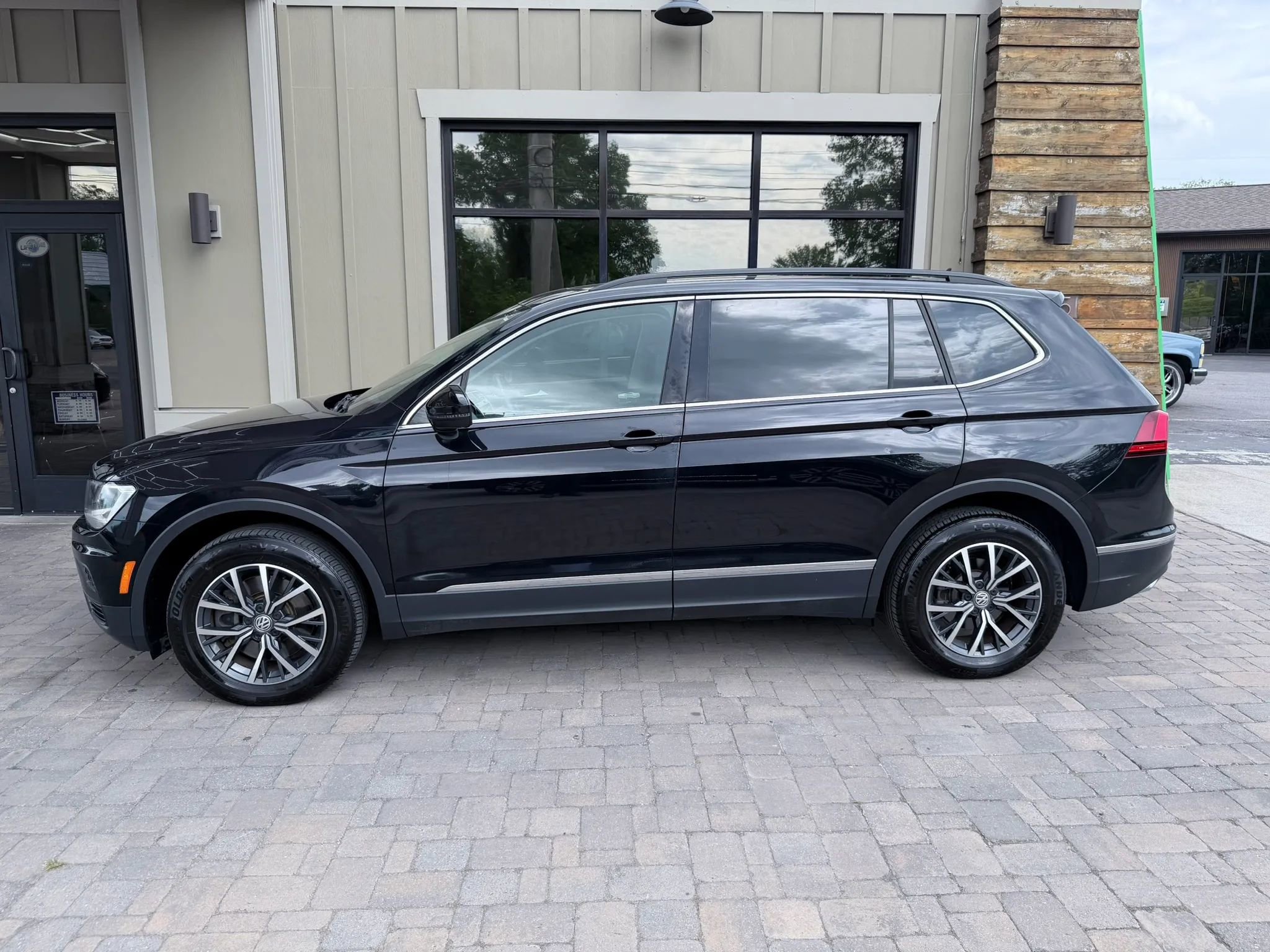 Used 2020 Volkswagen Tiguan SE w/ Panoramic Sunroof Package FWD image 41