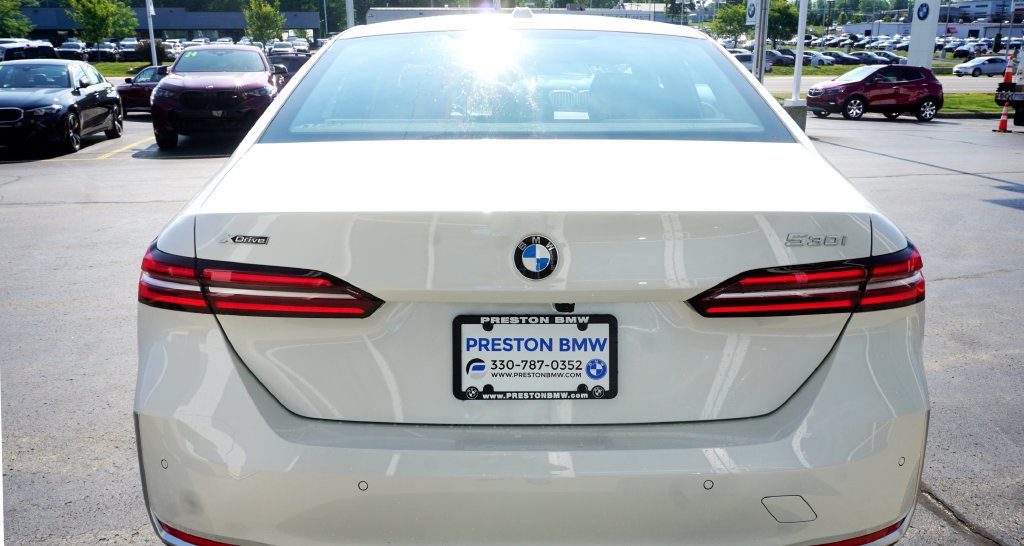 Used 2027 BMW 530i xDrive w/ Premium Package AWD/4WD image 4