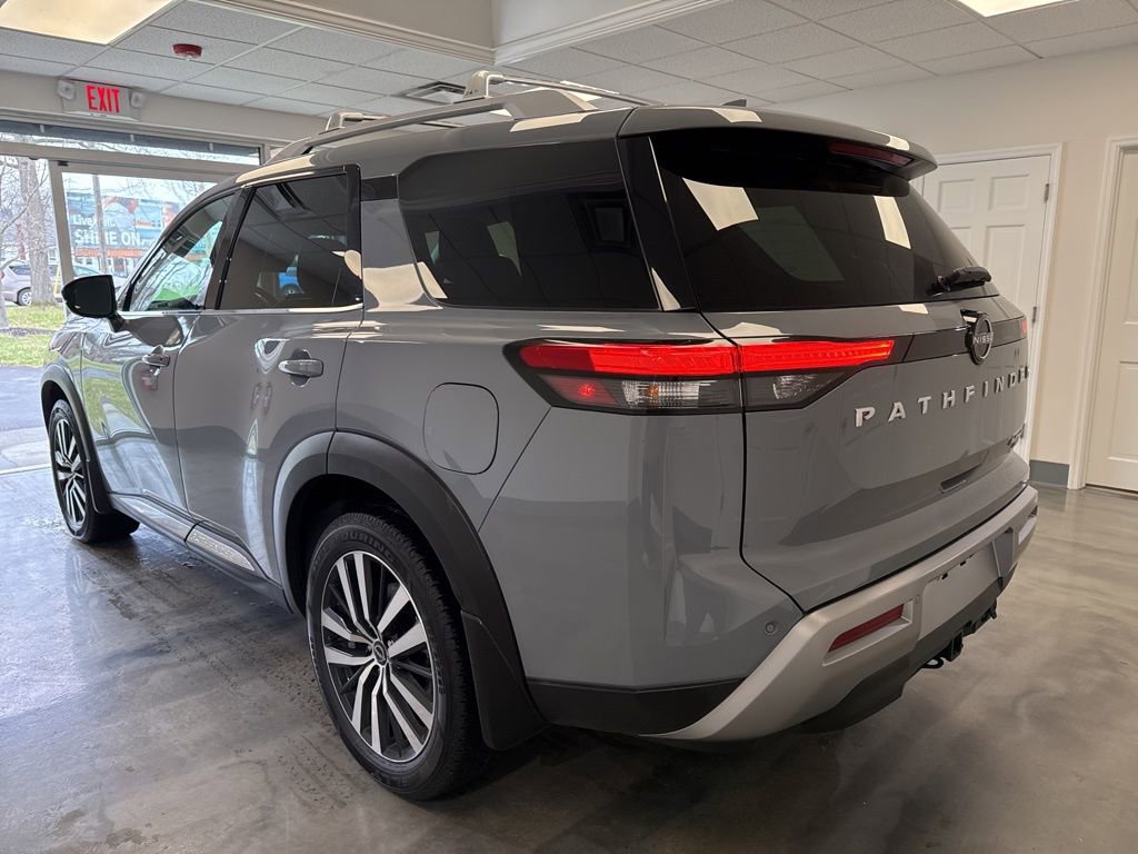 Used 2023 Nissan Pathfinder Platinum image 3