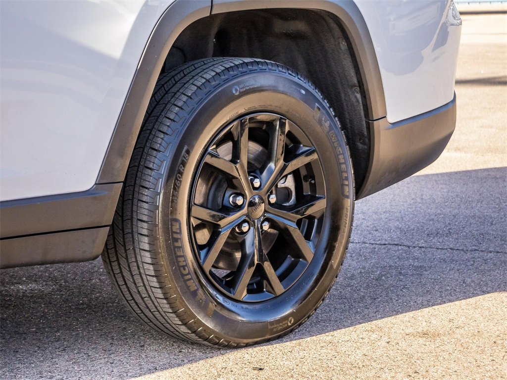 Used 2024 Jeep Grand Cherokee L Laredo image 5