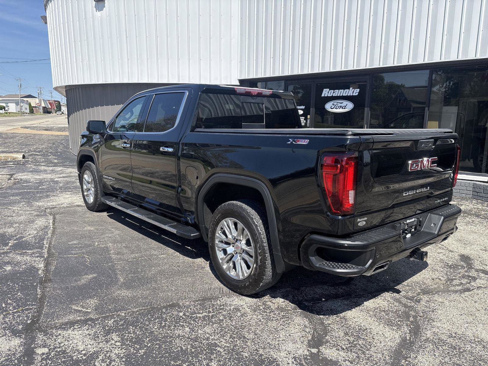 Used 2022 GMC Sierra 1500 Denali w/ Technology Package AWD/4WD image 9