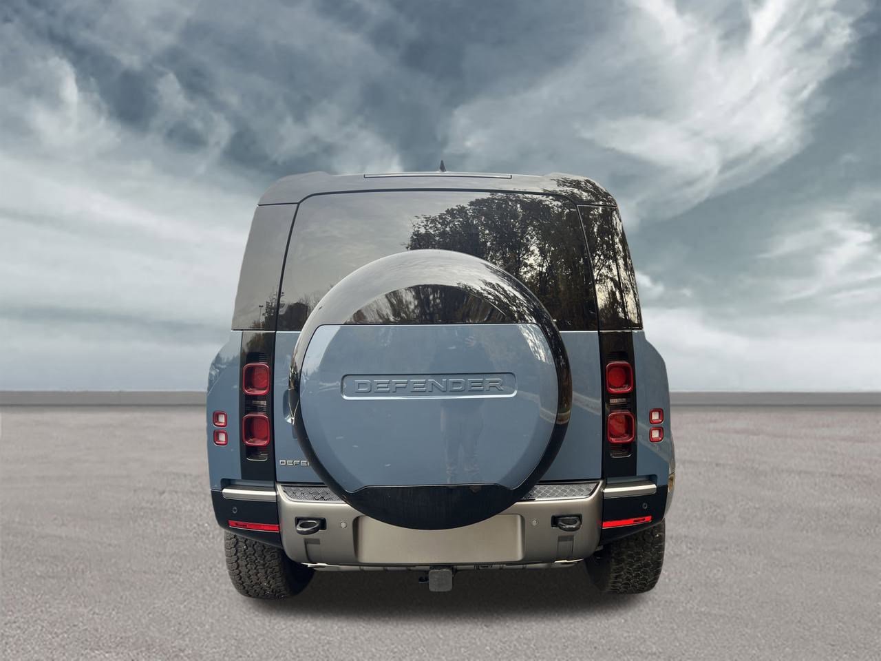 Used 2025 Land Rover Defender 90 X-Dynamic SE image 4