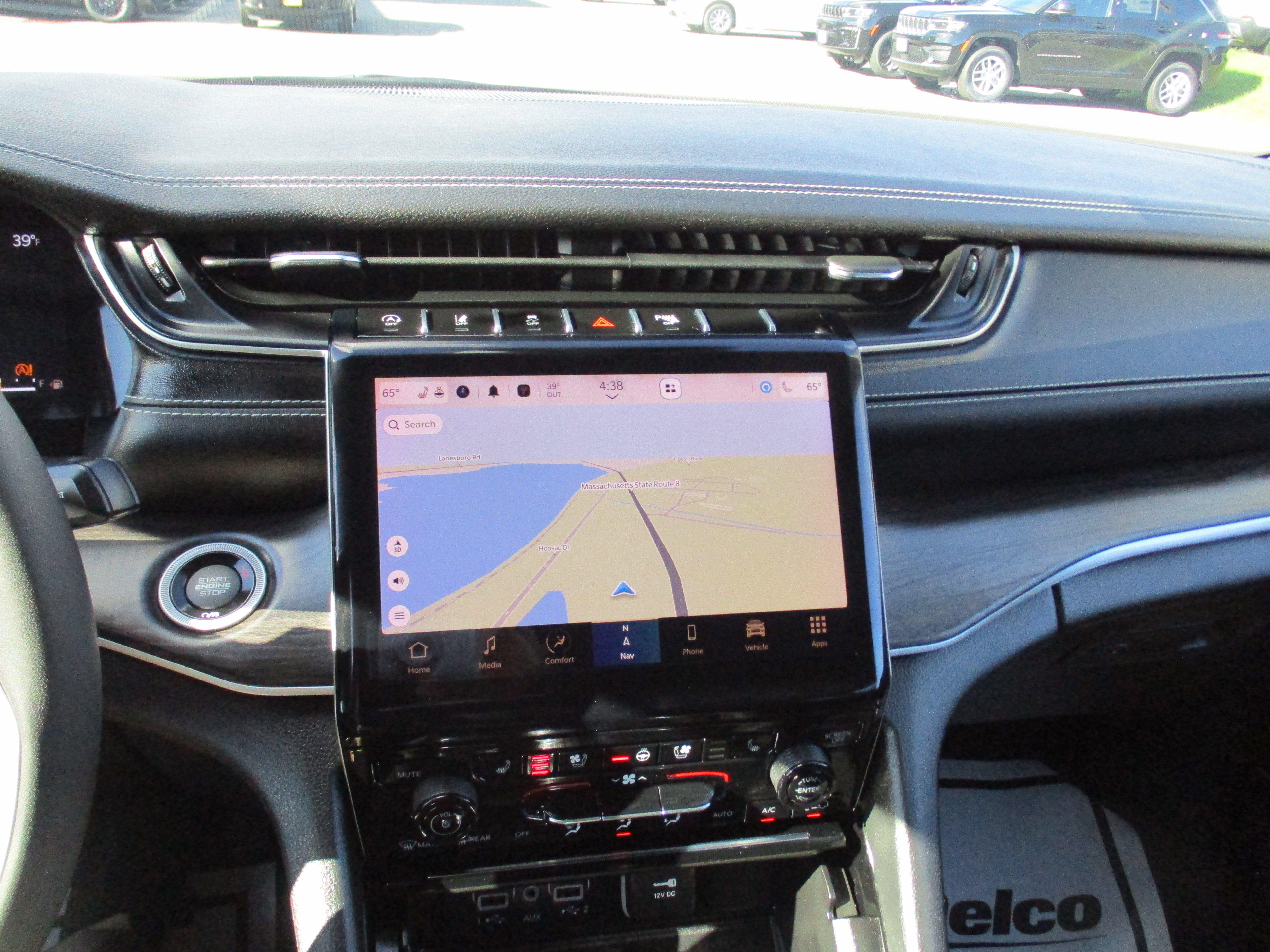 Used 2023 Jeep Grand Cherokee Limited w/ Luxury Tech Group II AWD/4WD image 17