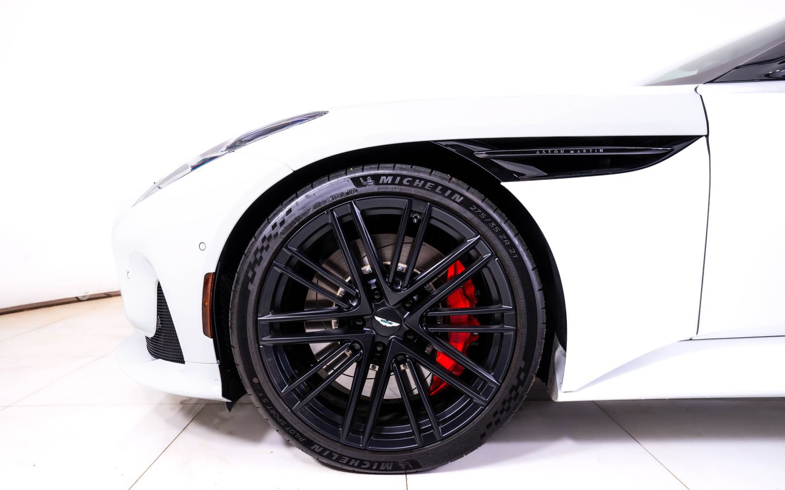 Used 2025 Aston Martin DB12 Coupe RWD image 16