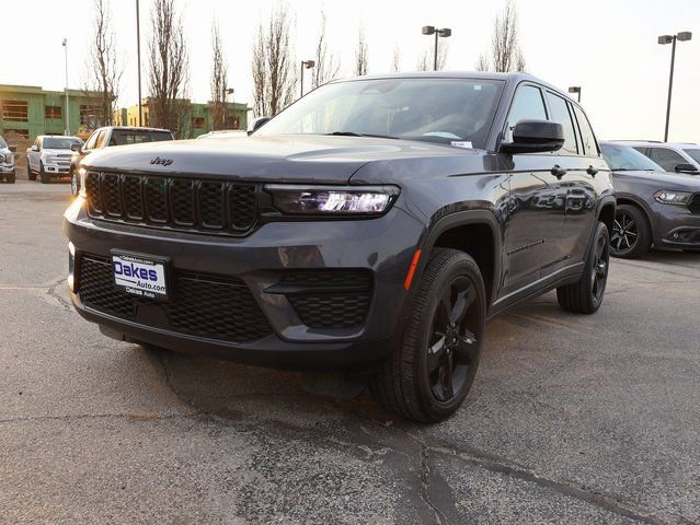 Used 2023 Jeep Grand Cherokee Altitude image 4