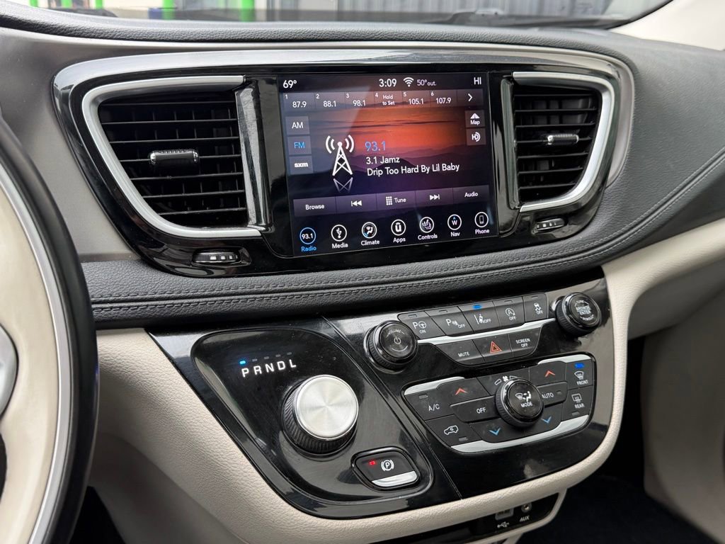 Used 2018 Chrysler Pacifica Limited w/ Tire & Wheel Group image 11