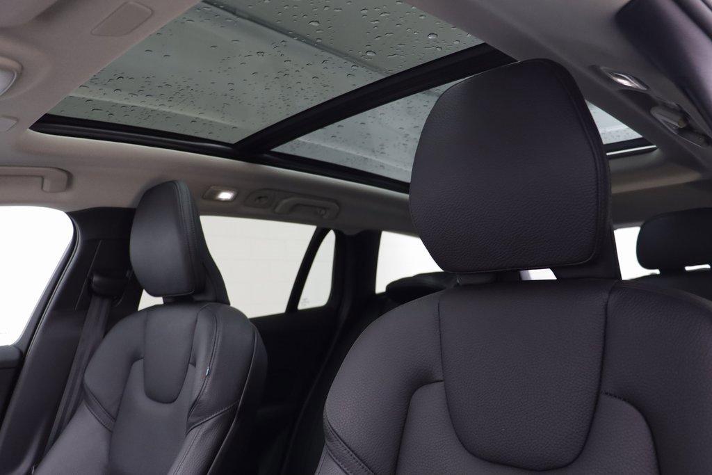 Used 2025 Volvo V60 B5 Cross Country Plus image 12