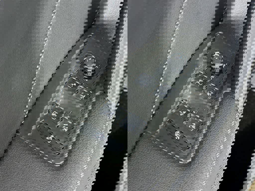 Used 2024 Volkswagen Tiguan SE R-Line image 29