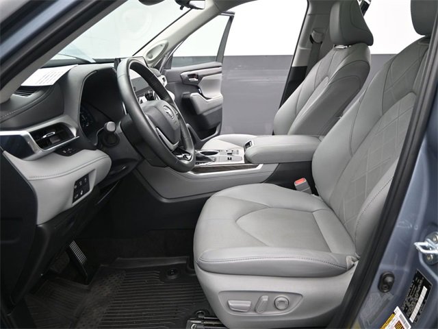 Used 2024 Toyota Highlander Platinum image 14