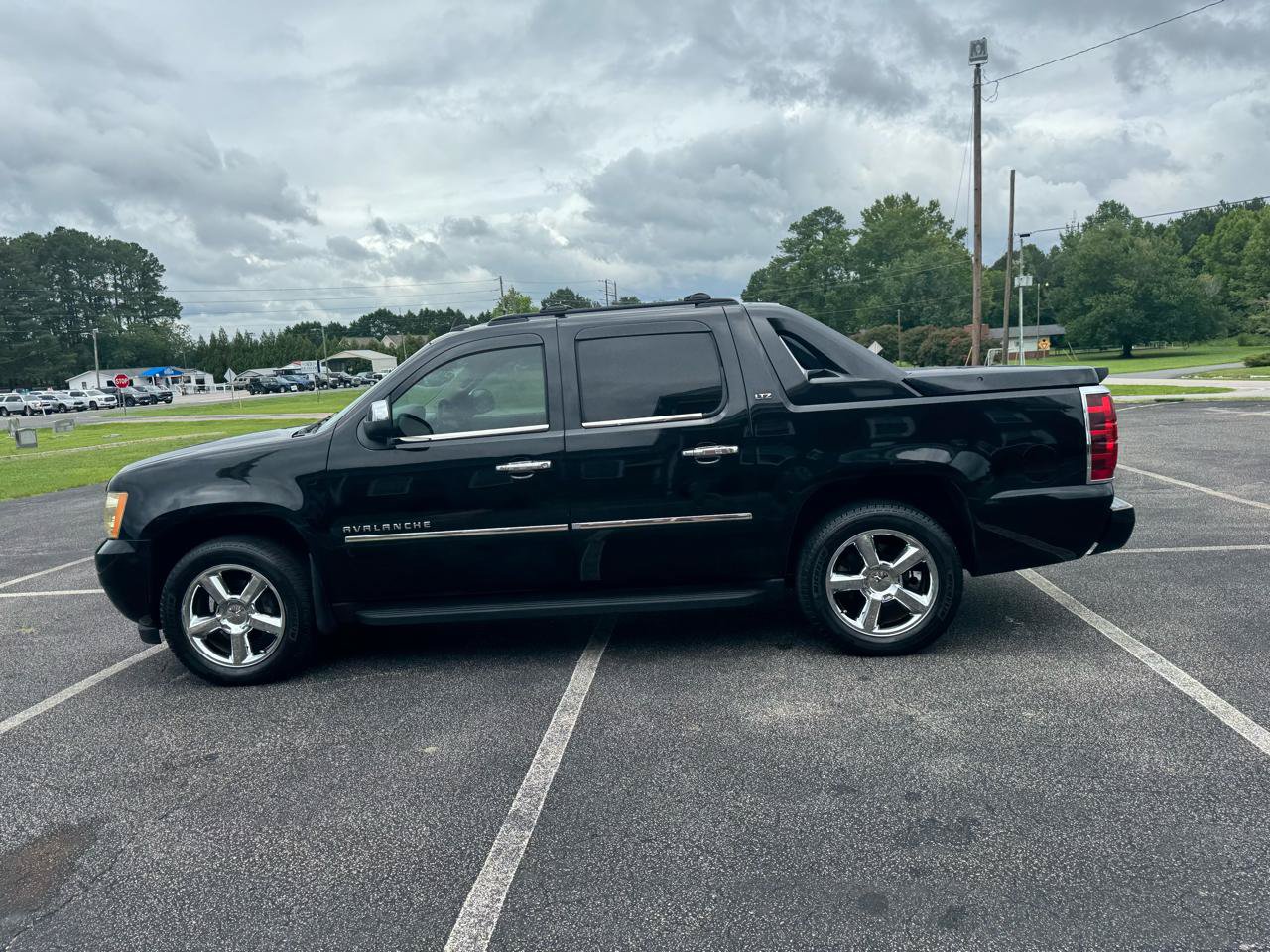 Used 2011 Chevrolet Avalanche LTZ AWD/4WD image 12