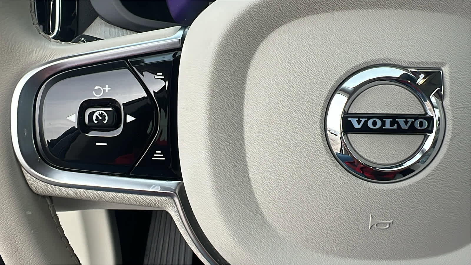 Used 2023 Volvo XC60 B6 Ultimate w/ Climate Package image 19