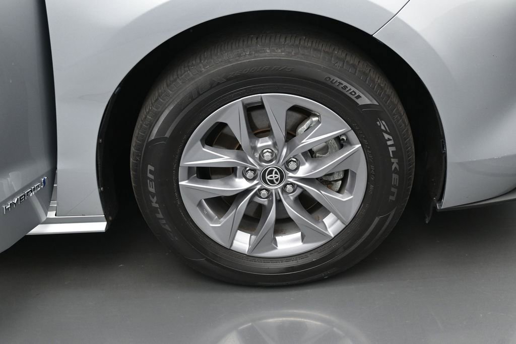 Certified 2021 Toyota Sienna XLE FWD image 38