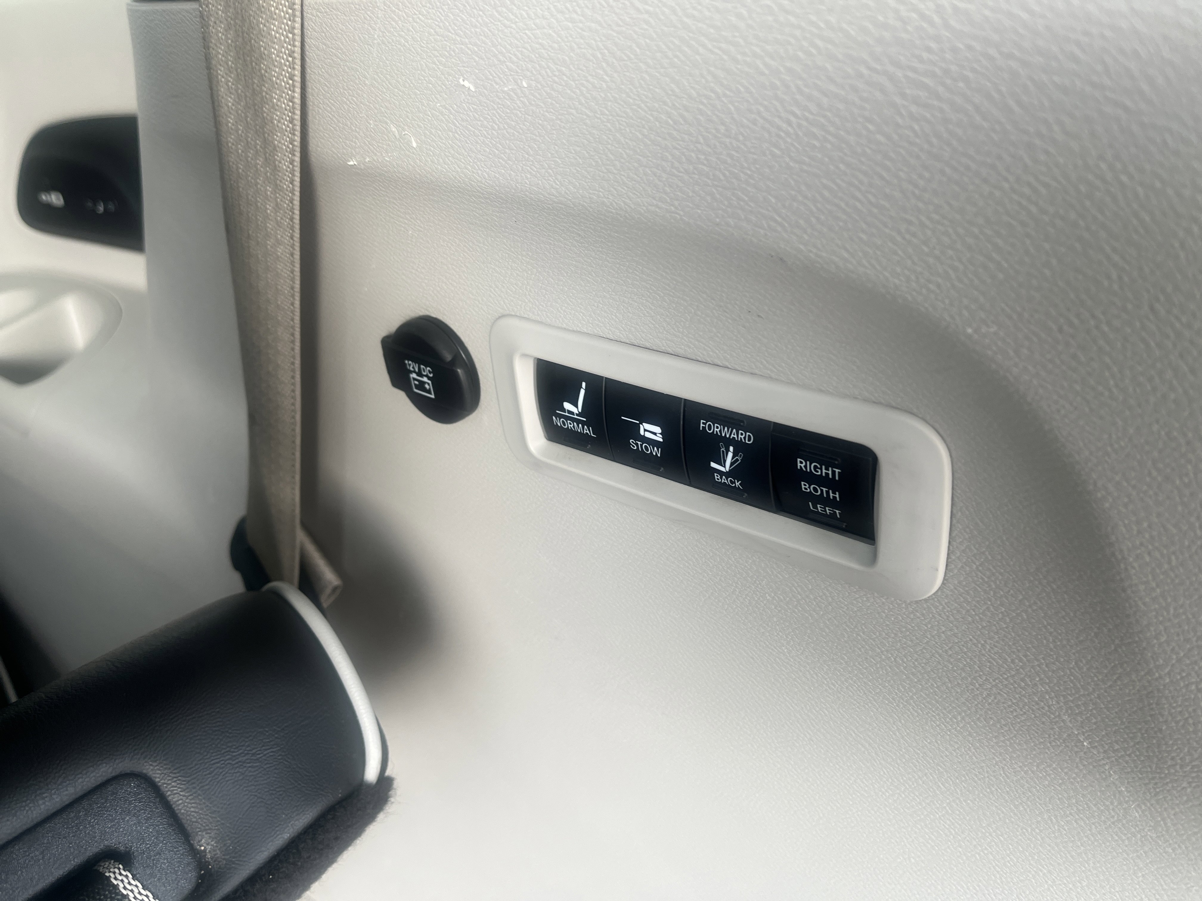 Used 2022 Chrysler Pacifica Limited FWD image 23