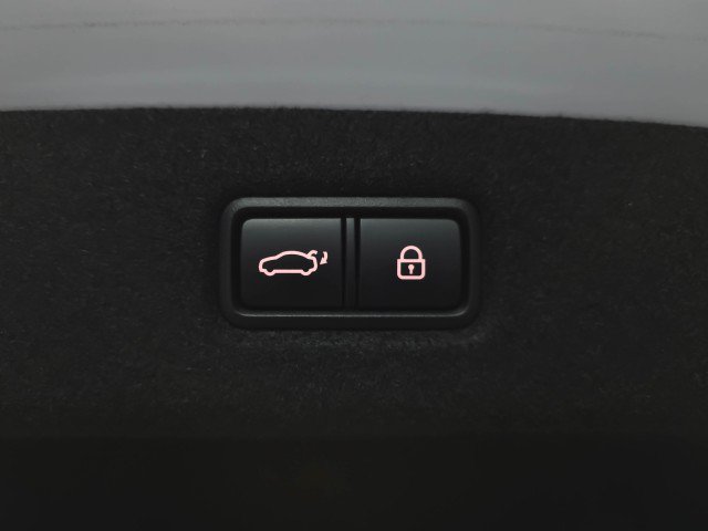Used 2018 Genesis G90 3.3T Premium RWD image 43