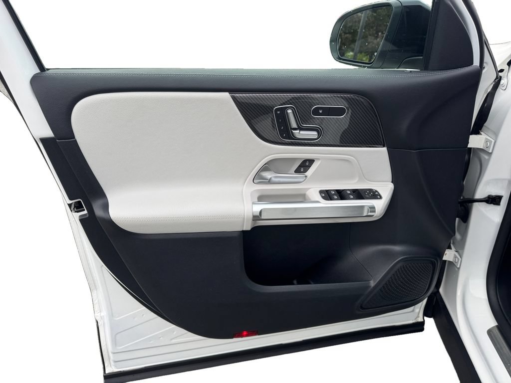 Used 2022 Mercedes-Benz GLB 250 4MATIC image 9