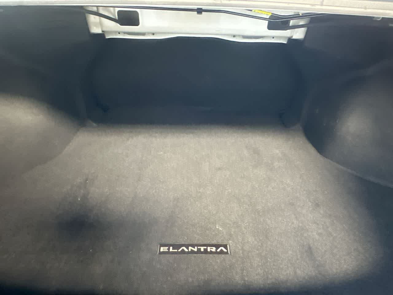 Used 2026 Hyundai Elantra SE FWD image 25