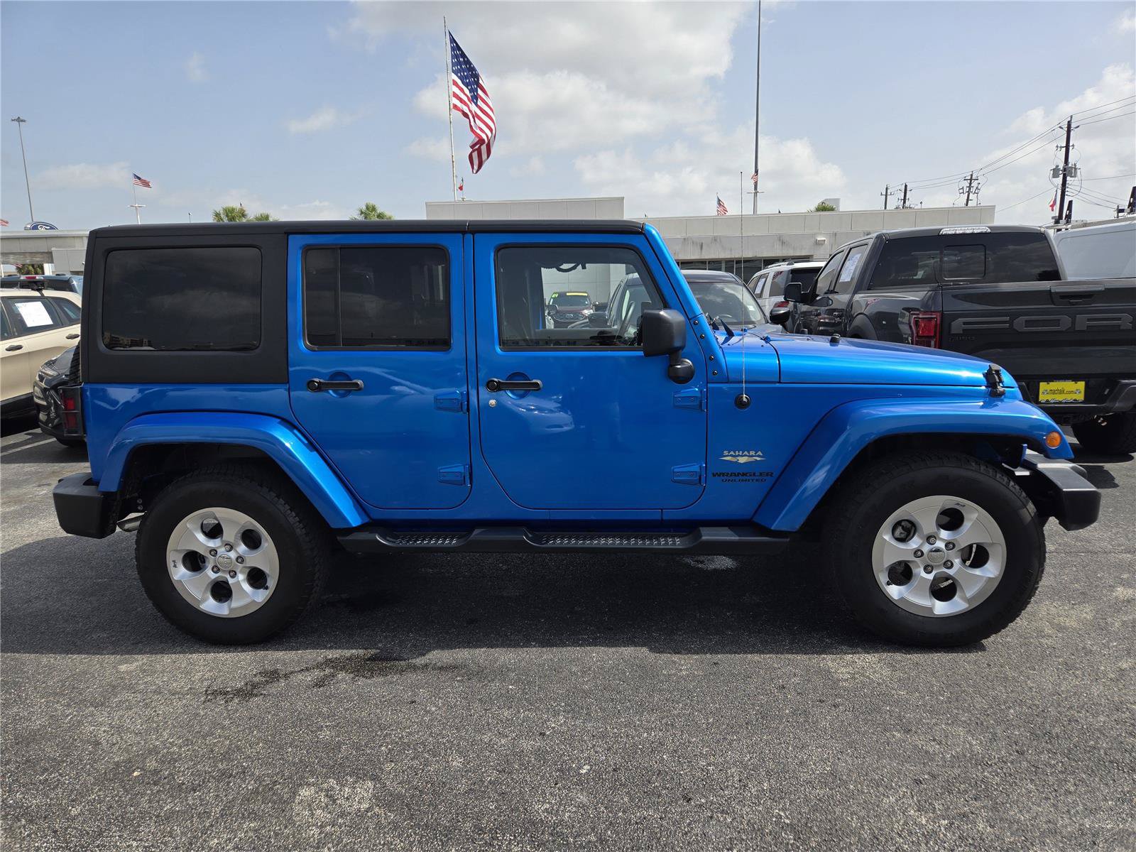 Used 2015 Jeep Wrangler Unlimited Sahara w/ Connectivity Group AWD/4WD image 4
