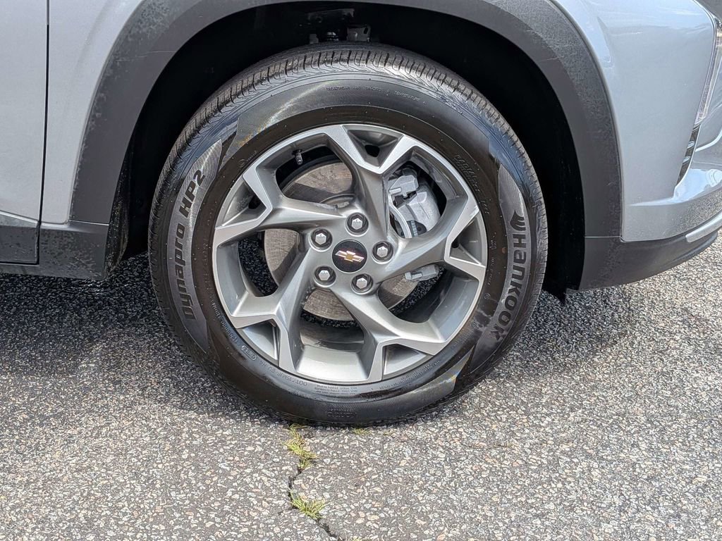 Used 2025 Chevrolet Trax LT FWD image 14