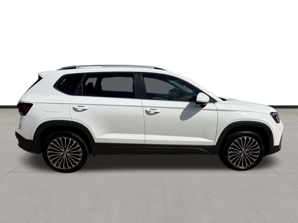Used 2025 Volkswagen Taos SE FWD image 4