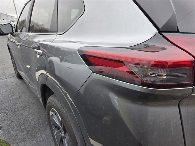 Used 2025 Nissan Rogue SV image 5