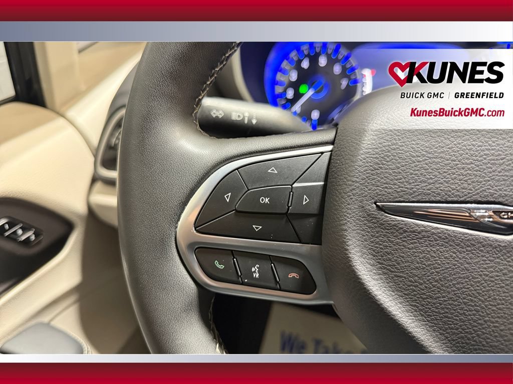 Used 2024 Chrysler Pacifica Touring-L FWD image 17