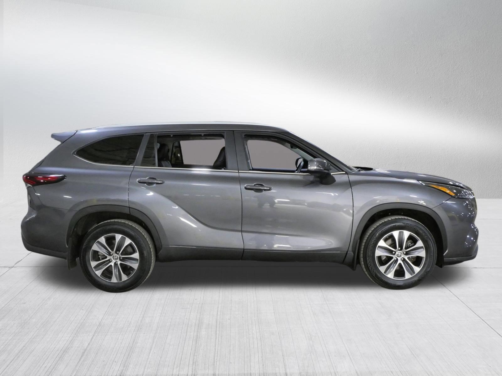 Used 2024 Toyota Highlander XLE image 9