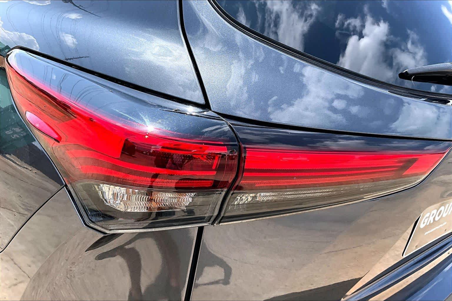 Used 2021 Toyota Highlander XLE AWD/4WD image 28