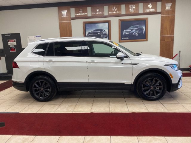 Used 2023 Volkswagen Tiguan SE w/ Panoramic Sunroof Package FWD image 4