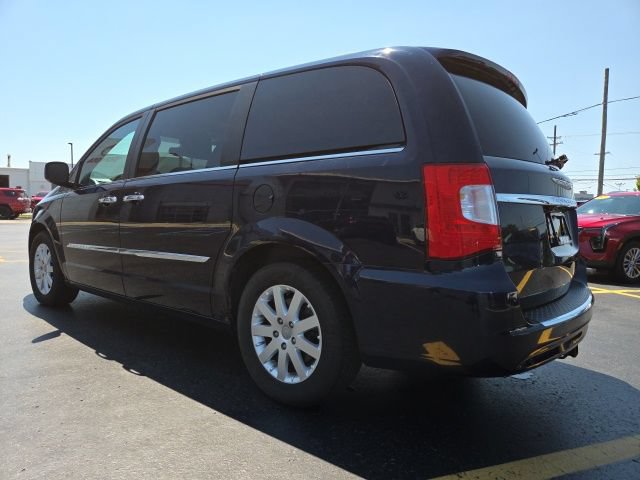 Used 2012 Chrysler Town & Country Touring-L w/ Driver Convenience Group FWD image 5