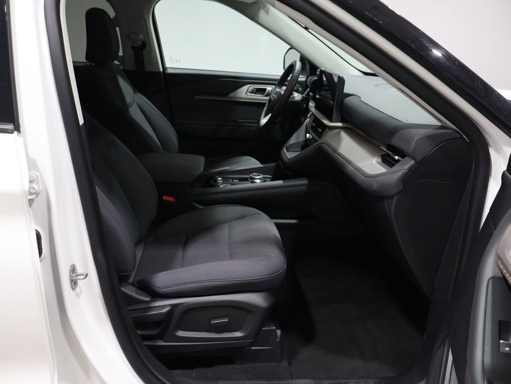 Used 2025 Ford Explorer Active image 25