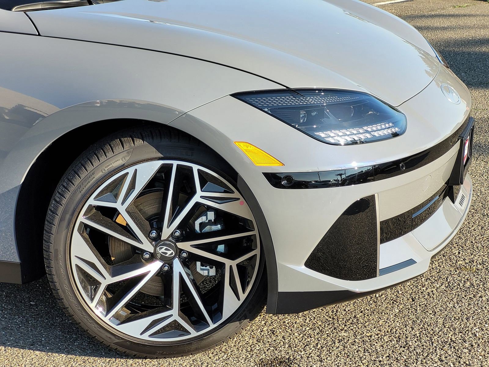 New 2025 Hyundai Ioniq 6 Limited image 3