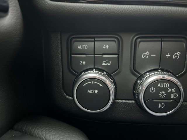Used 2025 GMC Yukon Denali w/ Sun & Power Step Package AWD/4WD image 16