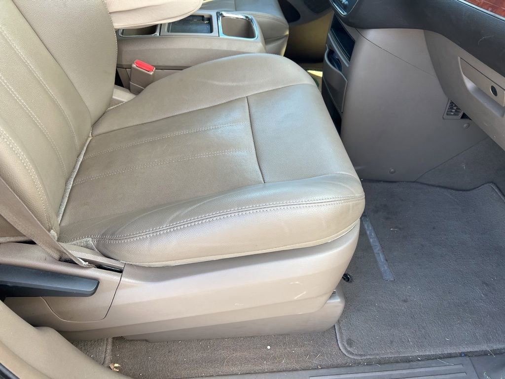 Used 2016 Chrysler Town & Country Touring FWD image 16