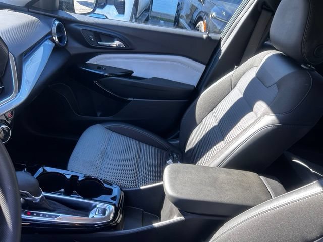 Used 2025 Chevrolet Trax LT FWD image 14