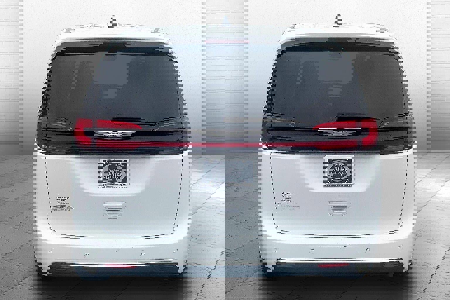 Used 2024 Chrysler Pacifica Touring-L image 3