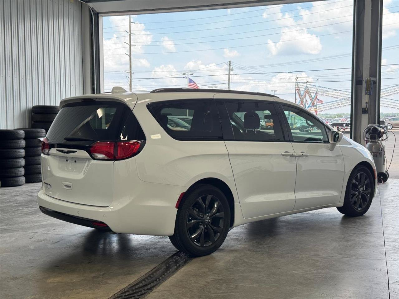 Used 2018 Chrysler Pacifica Touring Plus w/ S Appearance Package FWD image 3