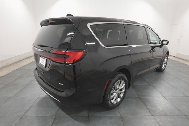 New 2026 Chrysler Pacifica Select image 5