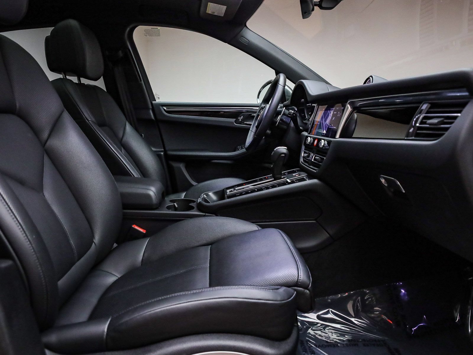 Certified 2025 Porsche Macan Turbo AWD/4WD image 21