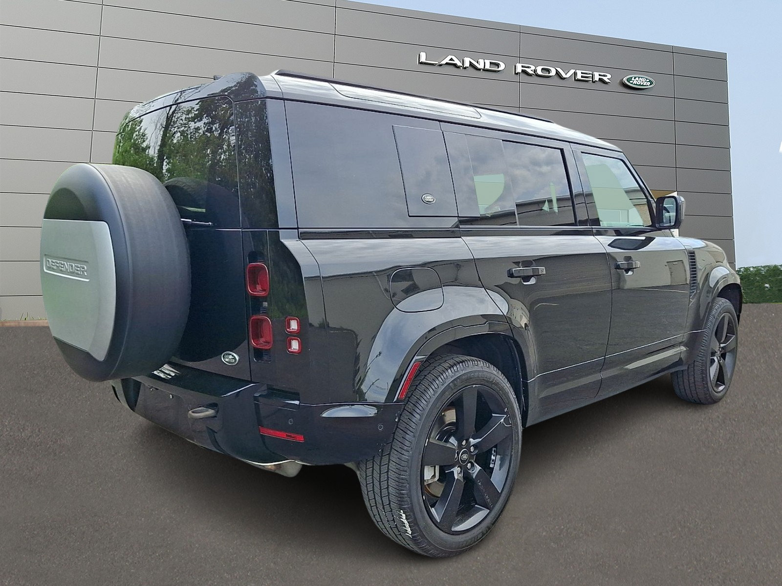 Used 2022 Land Rover Defender 110 X-Dynamic HSE AWD/4WD image 2