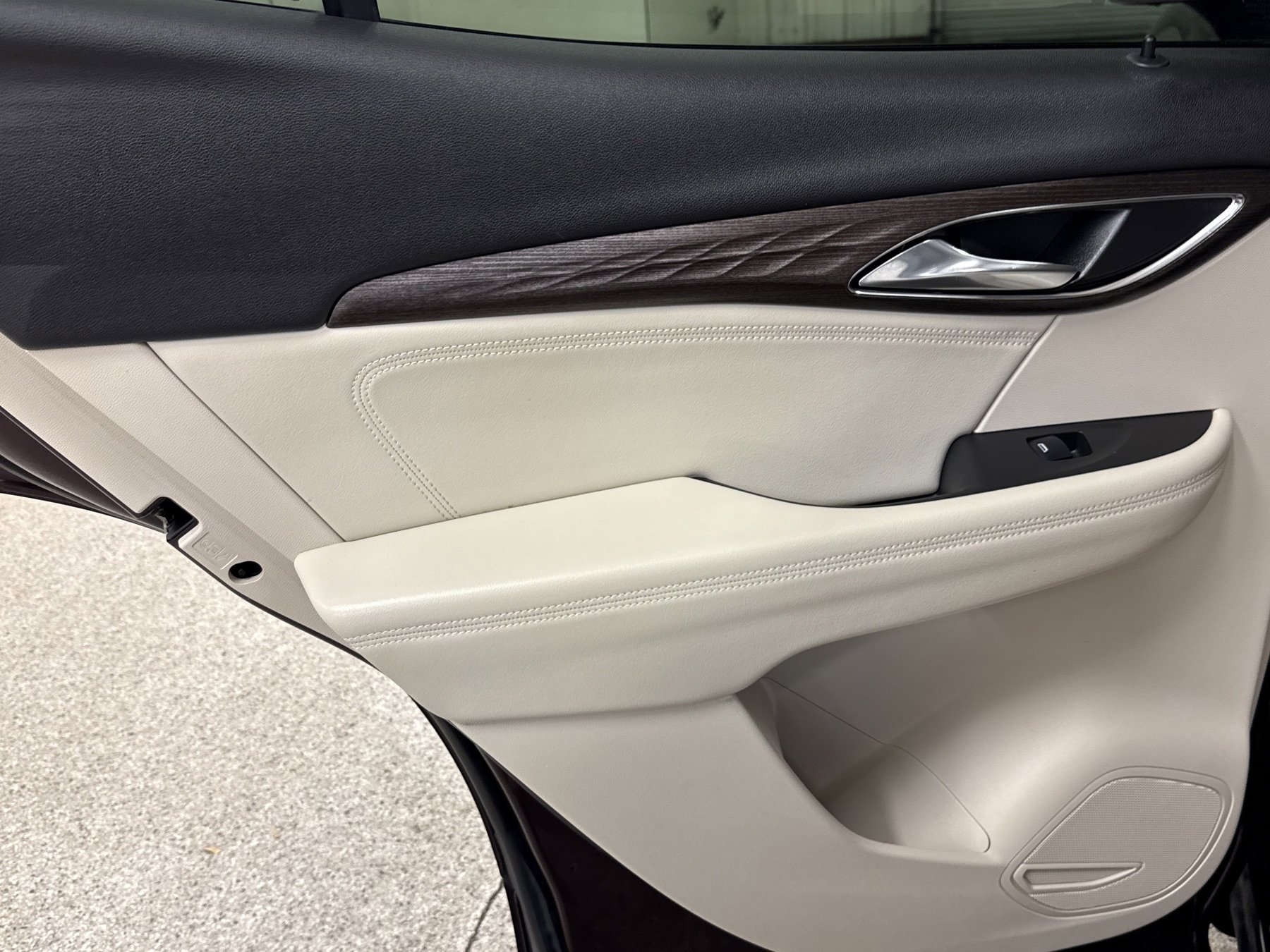 Used 2023 Buick Envision Avenir image 13