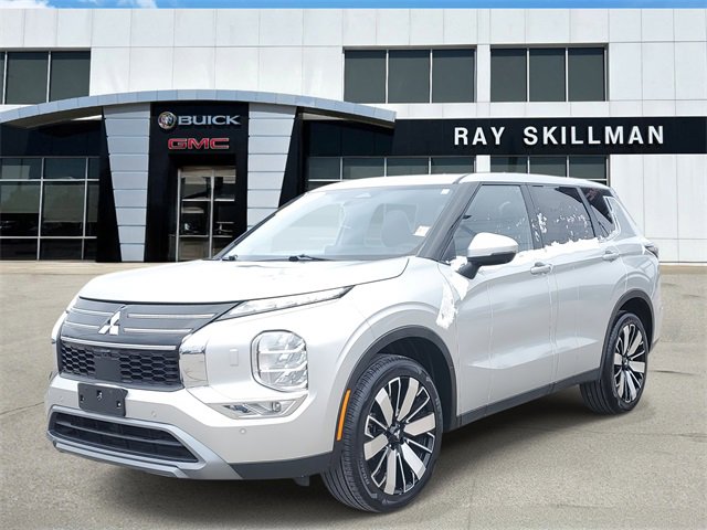 Used 2025 Mitsubishi Outlander SE image 3