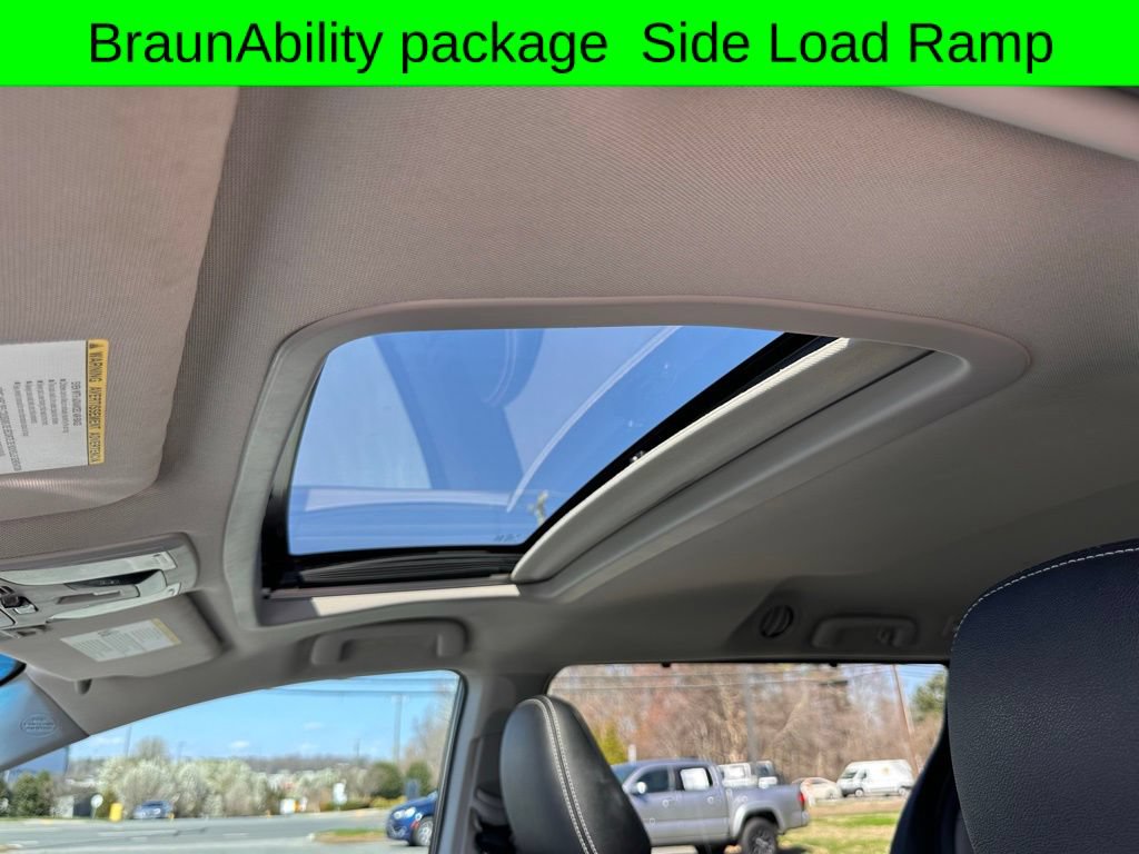 Used 2015 Toyota Sienna SE w/ SE Preferred Package FWD image 10