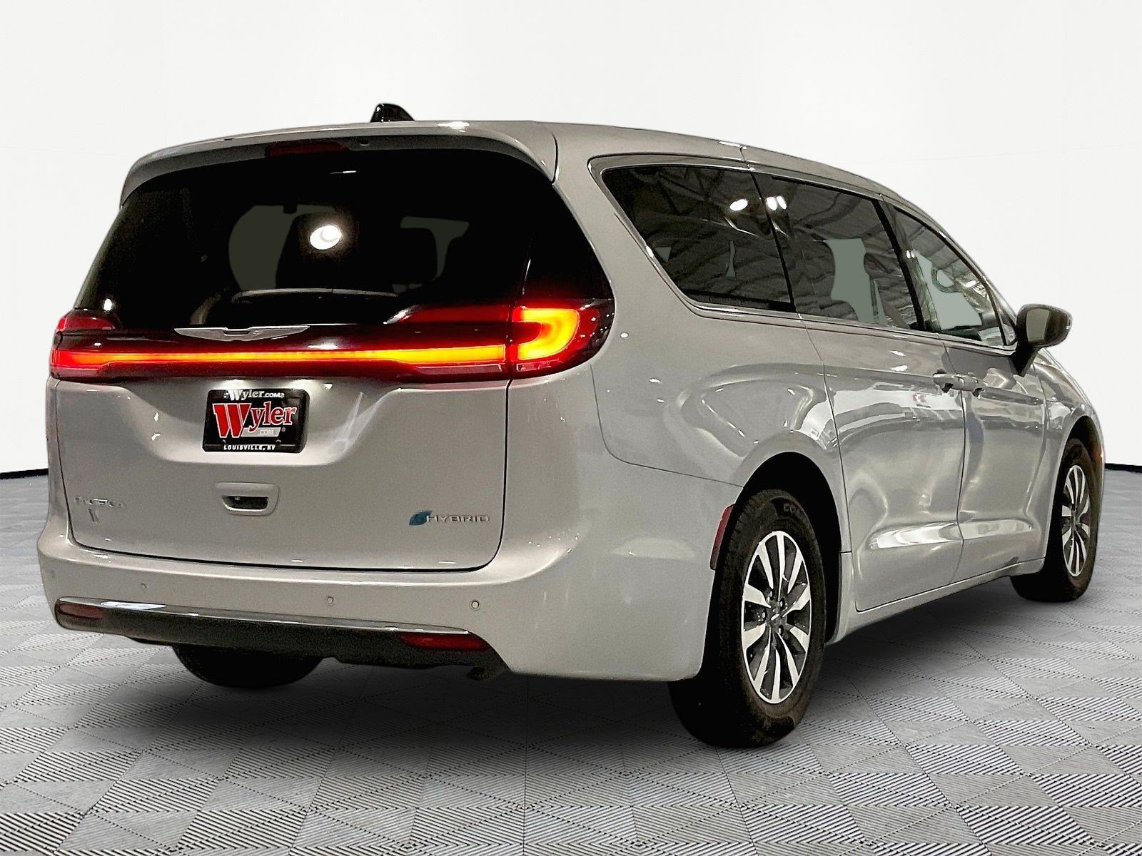 Used 2023 Chrysler Pacifica Touring-L FWD image 6