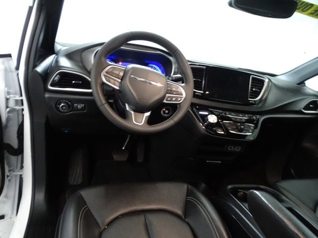 Used 2025 Chrysler Pacifica Select FWD image 5