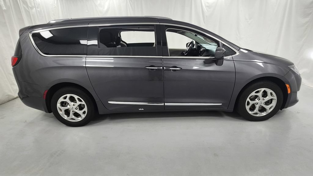 Used 2017 Chrysler Pacifica Touring-L Plus FWD image 2