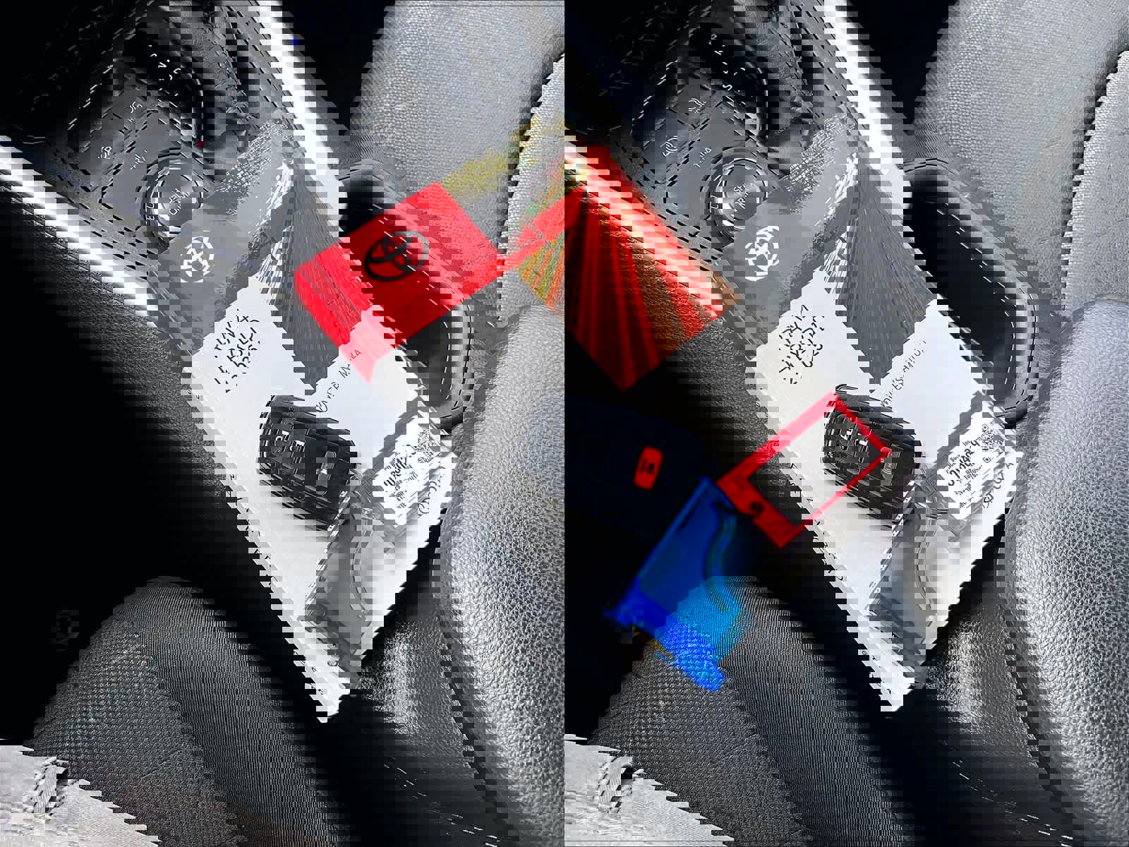 Used 2025 Toyota RAV4 XLE image 31